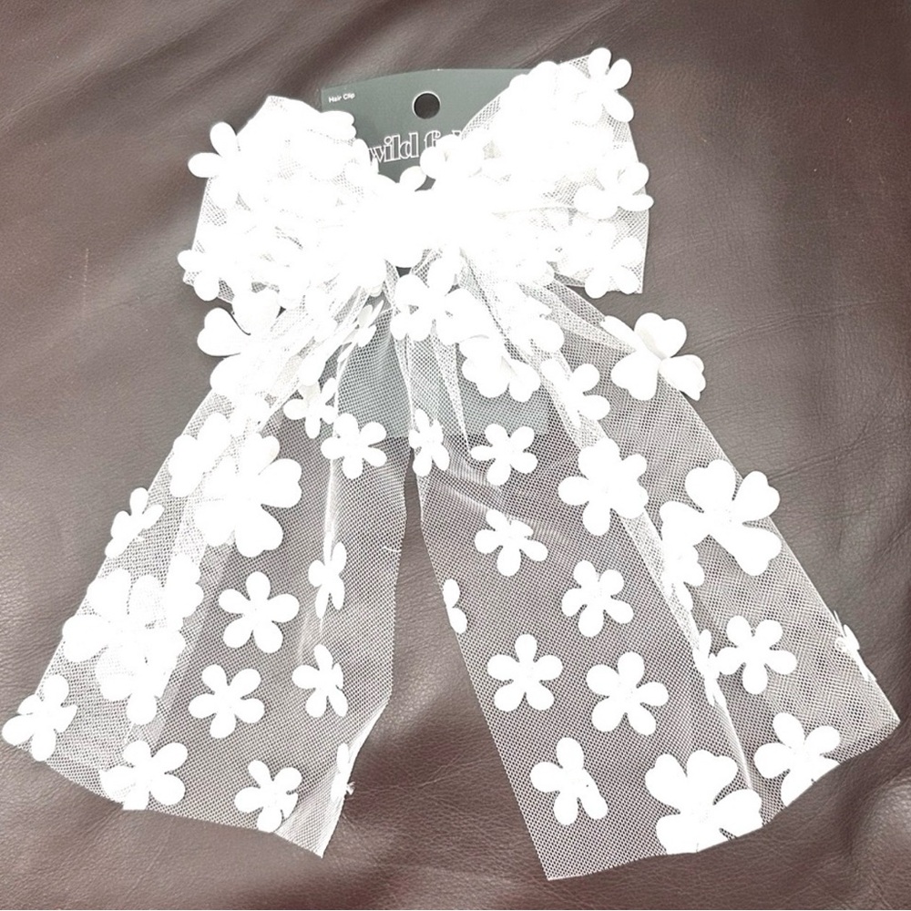 Wild Fable NWT White Floral Bow